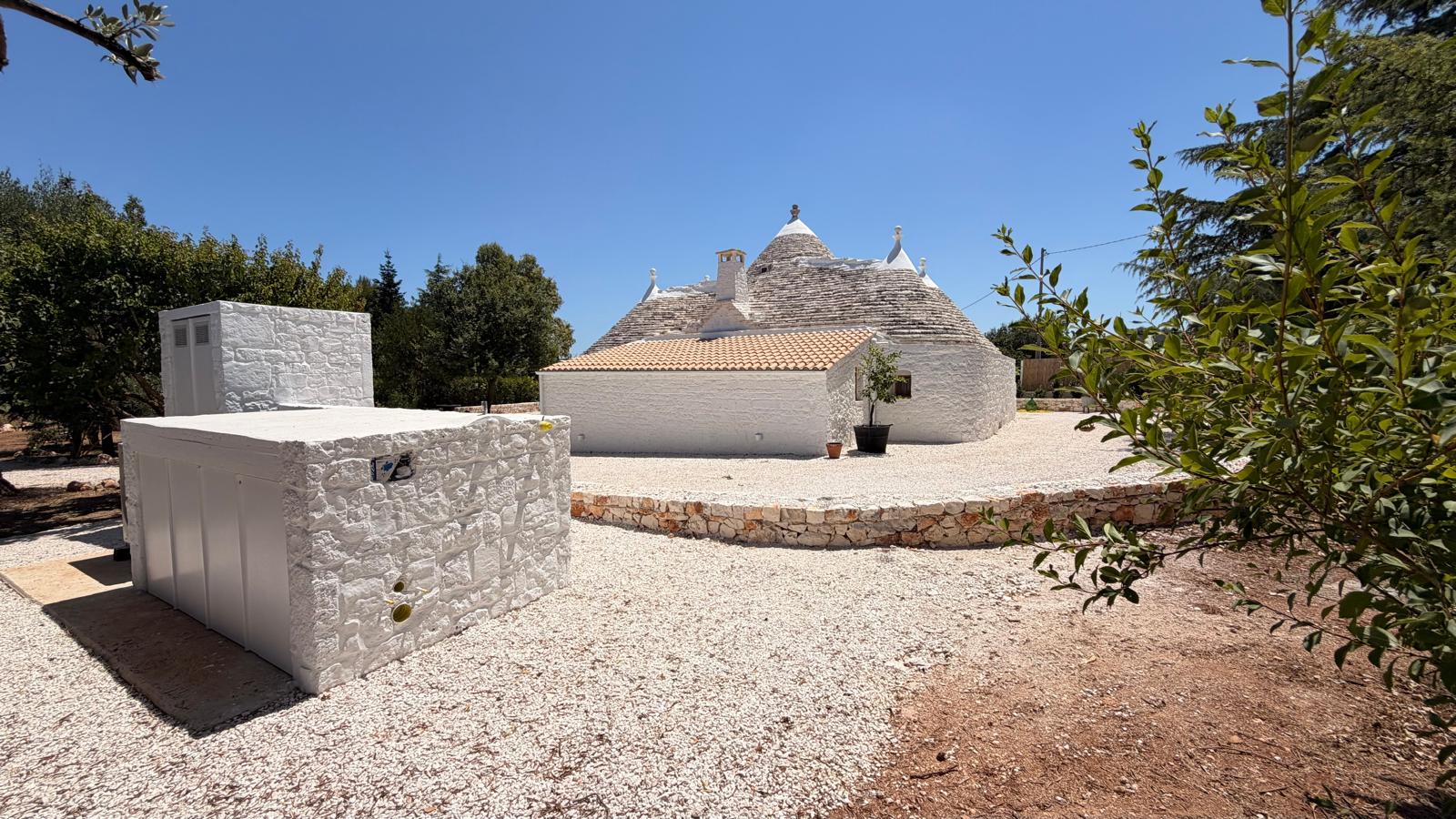 Trulli Comunicanti, Restaurati con Antico Camino, Ulivi Secolari.